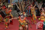 Sejumlah seniman Suku Dayak menampilkan Tari Penyang Pangarasang Belum saat pementasan kesenian Provinsi Kalimantan Tengah di Pesta Kesenian Bali 2017 di Taman Budaya Denpasar, Jumat (7/7). Tari tersebut menggambarkan Suku Dayak Ngaju dalam meneladani nilai-nilai kehidupan sebagai warisan budaya dan mencerminkan karakter sejati masyarakat setempat. ANTARA FOTO/Wira Suryantala/nym/17.