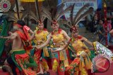 Sejumlah seniman Suku Dayak menampilkan Tari Penyang Pangarasang Belum saat pementasan kesenian Provinsi Kalimantan Tengah di Pesta Kesenian Bali 2017 di Taman Budaya Denpasar, Jumat (7/7). Tari tersebut menggambarkan Suku Dayak Ngaju dalam meneladani nilai-nilai kehidupan sebagai warisan budaya dan mencerminkan karakter sejati masyarakat setempat. ANTARA FOTO/Wira Suryantala/nym/17.