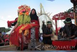 Seorang seblang menari saat ritual adat di Olesari, Banyuwangi, Jawa Timur, Kamis (6/7). Ritual adat seblang olesari yang ditarikan oleh seorang gadis tersebut, merupakan tradisi suku osing peninggalan leluhur sebagai bentuk rasa syukur. Antara Jatim/Budi Candra Setya/zk/17.