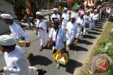 Sejumlah umat Hindu membawa sesaji saat kirab ritual Padiksan atau ritual penobatan gelar Sulinggih (pemimpin upacara keagamaan) di Desa Bangsongan, Kediri, Jawa Timur, Minggu (9/7). Kegiatan yang menempuh jarak tiga km tersebut diikuti ribuan umat Hindu dari daerah Kediri dan Nganjuk. ANTARA FOTO/Prasetia Fauzani/wdy/17