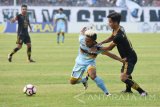 Pesepak bola Persela Lamongan Moch. Fahmi Al Ayyubi (kiri) berusaha melepaskan diri dari pesepak bola Pusamania Borneo FC Abdul Rahman (kanan) dalam lanjutan kompetisi Gojek Traveloka Liga-1 di Stadion Surajaya Lamongan, Jawa Timur, Sabtu (8/7). Persela Lamongan menang atas Pusamania Borneo FC dengan skor 3-1. Antara Jatim/M Risyal Hidayat/zk/17