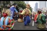 Kelompok teater asal Prancis Les Grandes Personnes menampilkan parade boneka raksasa di kawasan Jalan MH Thamrin, Jakarta, Minggu (9/7). Acara tersebut sebagai bentuk penggalangan untuk membantu pengembangan pendidikan bagi generasi muda Indonesia. ANTARA FOTO/Abi/Adm/kye/17