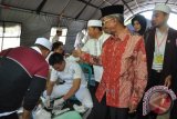 Bupati Banjar mengacungkan jempol kepada salah satu peserta sunatan massal rangkaian HUT ke-71 Bhayangkara Polres Banjar kerjasama IPMI Kabupaten Banjar di Martapura, Sabtu (8/7). Pada kegiatan sosial tersebut selain sunatan massal juga diadakan kegiatan donor darah bekerja sama dengan Palang Merah Indonesia (PMI) Kabupaten Banjar.  (Antaranews Kalsel/mc-Banjar/F)