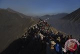 Suasana bibir kawah Gunung Bromo saat Upacara Yadnya Kasada di gunung tersebut, Probolinggo, Jawa Timur, Senin (10/7). Upacara Kasada itu merupakan ritual tahunan masyarakat Suku Tengger dengan melarung hasil bumi atau ternak ke kawah Gunung Bromo sebagai bentuk rasa syukur kepada Sang Pencipta. Antara Foto/Zabur Karuru/nym/2017