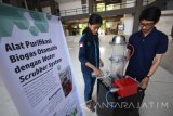 Dua orang mahasiswa Fakultas Teknologi Industri Departemen Teknik Fisika menjalankan alat purifikasi biogas otomatis dengan sistem air di Institut Teknologi Sepuluh Nopember (ITS) Surabaya, Jawa Timur, Senin (10/7). alat purifikasi biogas otomatis yang akan mereduksi gas polutan pada biogas dan menghasilkan produk biogas dengan kadar methane (CH4) yang tinggi tersebut sesuai dengan karakteristik tanam biogas di Indonesia bekerja secara otomatis mampu meningkatkan kualitas produk biogas secara signifikan. Antara Jatim/M Risyal Hidayat/zk/17