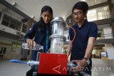 Dua orang mahasiswa Fakultas Teknologi Industri Departemen Teknik Fisika menjalankan alat purifikasi biogas otomatis dengan sistem air di Institut Teknologi Sepuluh Nopember (ITS) Surabaya, Jawa Timur, Senin (10/7). alat purifikasi biogas otomatis yang akan mereduksi gas polutan pada biogas dan menghasilkan produk biogas dengan kadar methane (CH4) yang tinggi tersebut sesuai dengan karakteristik tanam biogas di Indonesia bekerja secara otomatis mampu meningkatkan kualitas produk biogas secara signifikan. Antara Jatim/M Risyal Hidayat/zk/17