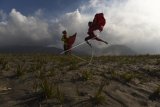 Penari melakukan latihan sendratari kolosal Kidung Tengger di sela-sela pertunjukan Eksotika Bromo di Lautan Pasir kawasan Taman Nasional Bromo Tengger Semeru, Probolinggo, Jawa Timur, Sabtu (8/7). Pertunjukan yang menampilkan sejumlah tarian tradisional dan kontemporer tersebut bertujuan melestarikan budaya dan mengangkat potensi wisata di kawasan itu. ANTARA FOTO/Zabur Karuru/pd/17