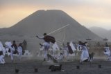 Penari melakukan latihan sendratari kolosal Kidung Tengger di sela-sela pertunjukan Eksotika Bromo di Lautan Pasir kawasan Taman Nasional Bromo Tengger Semeru, Probolinggo, Jawa Timur, Sabtu (8/7). Pertunjukan yang menampilkan sejumlah tarian tradisional dan kontemporer tersebut bertujuan melestarikan budaya dan mengangkat potensi wisata di kawasan itu. ANTARA FOTO/Zabur Karuru/pd/17