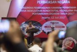 Wakil Presiden Jusuf Kalla memberi arahan dalam Rakor Pengendalian Pengelolaan Perbatasan Negara, di Jakarta, Rabu (12/7). Dalam rapat tersebut pemerintah memaparkan agenda strategis untuk pengelolaan perbatasan negara, antara lain penegasan batas wilayah negara, penguatan lembaga, peningkatan pelayanan sosial dasar, dan pengembangan kawasan ekonomi kawasan. ANTARA FOTO/Rosa Panggabean/wdy/17.