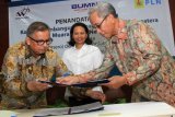 Direktur Utama PLN Sofyan Basir (kiri) dan Direktur Utama Waskita Karya M. Choliq (kanan) disaksikan Menteri BUMN Rini Soemarno (tengah) menandatangani kontrak pembangunan transmisi 500 kilo volt (KV) Sumatera, Muara Enim-New Aurduri sepanjang 554 kilometer sirkit (kms) di PLN Kantor Pusat, Jakarta Jumat (7/7). Proyek senilai lebih dari Rp3 triliun tersebut mencakup pekerjaan konstruksi pembangunan Saluran Udara Tegangan Ekstra Tinggi (SUTET) 500 kV Sumatera Jalur Muara Enim-New Aurduri (Sumatera Selatan-Jambi), pendanaan, pembebasan lahan dan right of way (ROW), perijinan serta studi Analisis Dampak Lingkungan (AMDAL). ANTARA FOTO/HO/Humas PLN/wsj/Spt/17.