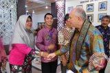 Duta besar Amerika Serikat untuk Indonesia, Joseph R Donovan menghadiri acara Kalimantan Go Girls Exhibition from Waste to Wealth di American Corner Universitas Tanjungpura (Untan) di Pontianak, Kalbar, Rabu (12/7). Dalam kegiatan yang dirancang serta difasilitasi American Corner Untan dan menampilkan produk daur ulang hasil kreasi komunitas perempuan tersebut, Joseph R Donovan menyatakan bahwa pihaknya mendukung kerja sama Amerika Serikat dan Indonesia dalam pengembangan ekonomi hijau. ANTARA FOTO/Humas American Corner Universitas Tanjungpura/jhw/17