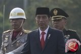 Presiden Joko Widodo (tengah) saat peringatan HUT Ke-71 Bhayangkara di Lapangan Monas, Jakarta, Senin (10/7/2017). (ANTARA /Rosa Panggabean )