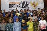 Sebanyak 44 perguruan tinggi negeri dan swasta se-Jawa Barat mengadakan deklarasi antiradikalisme yang diselenggarakan di Universitas Padjadjaran Bandung, Jawa Barat, Jumat (14/7). Deklarasi anti radikalisme perguruan tinggi se-Jabar tersebut berisi beberapa poin yakni berpegang teguh pada Pancasila, UUD 1945 dan semangat Bhineka Tunggal Ika, sekaligus menolak organisasi dan aktifitas yang berorientasi pada radikalisme. ANTARA FOTO/Agus Bebeng/wdy/17