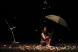 Pemain dari 'Leanguage Theatre' membawakan lakon berjudul 'Re' karya Akhudiat saat Festival Teater Jawa Timur 2017 di Gedung Cak Durasim, Surabaya, Jawa Timur, Kamis (13/7). Festival Teater Jawa Timur 2017 tersebut mengusung tema 'Membaca Akhudiat' yang merupakan dramawan nasional asal Banyuwangi, Jawa Timur. Antara Jatim/Moch Asim/zk/17 