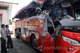 Sejumlah petugas kepolisian melakukan rekonstruksi kecelakaan bus Medali Mas dengan truk bermuatan pupuk di Jalan Raya wisata Pantai Bentar, Gending, Probolinggo, Jawa Timur, Jumat (14/7). Kecelakaan maut antara bus dengan truk tersebut mengakibatkan 10 penumpang tewas, 2 diantaranya warga negara asing dan 9 luka. Antara Jatim/Umarul Faruq/zk/17