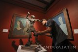 Perupa Purjito membuat patung saat pameran patung dan lukisan bertema DI BALIK SENYAP di House of Sampoerna, Surabaya, Jawa Timur, Kamis (13/7). Sekitar 40 lukisan dan patung karya Purjito dipamerkan sampai 5 Agustus 2017. Antara Jatim/Didik Suhartono/zk/17 