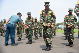Sejumlah Taruna Akademi Angkatan Laut (AAL) tingkat IV angkatan LXII berlatih peraturan baris berbaris (PBB) berpedang di Komplek AAL, Bumimoro, Surabaya, Jawa Timur, Kamis (13/7). Kemampuan PBB berpedang tersebut merupakan kemampuan dasar yang harus dimiliki oleh calon perwira remaja TNI AL yang akan dilantik pada upacara prasetya perwira (Praspa) TNI-Polri 2017, 25 Juli mendatang di Istana Negara, Jakarta. ANTARA FOTO/M Risyal Hidayat/ama/17