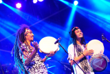 Dua dari lima personil Grup Perkusi Svara Samsara tampil dalam pagelaran Rainforest World Music Festival 2017 di Kampung Budaya, Sarawak, Malaysia, Jumat (15/7) malam. Dalam pagelaran yang menampilkan 28 musisi dan seniman dunia dari belasan negara tersebut, Svara Samsara membawakan sejumlah karya musik perkusi tradisional khas Indonesia. ANTARA FOTO/Jessica Helena Wuysang/17

