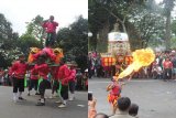 Sesingaan (kiri) kesenian khas Sunda, dan Reog (kanan) kesenian khas Jawa Timur yang ikut memeriahkan acara Helaran dalam rangka 'Hari Jadi Bogor ke 535 di Kota Bogor, Jawa Barat.  (Foto Humas Pemkot Bogor).