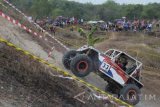 Pembalap melintasi turunan terjal saat mengikuti Kejuaraan Nasional (Kejurnas) Adventure Offroad Team 2017 di Sirkuit Gunung Kendil, Kabupaten Madiun, Jawa Timur, Sabtu (15/7). Kejurnas Offroad yang diikuti ratusan offroader dari berbagai daerah di Indonesia tersebut digelar selama dua hari hingga Minggu (16/7). Antara Jatim/Foto/Siswowidodo/zk/17