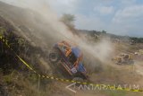 Pembalap melintasi turunan terjal saat mengikuti Kejuaraan Nasional (Kejurnas) Adventure Offroad Team 2017 di Sirkuit Gunung Kendil, Kabupaten Madiun, Jawa Timur, Sabtu (15/7). Kejurnas Offroad yang diikuti ratusan offroader dari berbagai daerah di Indonesia tersebut digelar selama dua hari hingga Minggu (16/7). Antara Jatim/Foto/Siswowidodo/zk/17