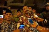 Ketua DPC Partai Hanura Kambali (tengah) didampingi sejumlah pimpinan parpol lain memberi keterangan pers usai bertemu Ketua Umum PWI  Margiono di Crown Victoria Hotel, Tulungagung, Jawa Timur, Sabtu (15/7) malam. Dalam pertemuan itu dicapai kesepakatan politik di tingkat pimpinan parpol  non-PDIP untuk membentuk koalisi dan mengusung Margiono sebagai calon bupati Tulungagung periode jabatan 2018-2023. Antara jatim/Destyan Sujarwoko/zk/17