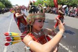 Peserta pawai Pekan Budaya dan Pariwisata berkostum tokoh pewayangan melintas di area Simpang Lima Gumul, Kediri, Jawa Timur, Minggu (16/7). Pawai yang diikuti oleh sejumlah sekolah, instansi pemerintah / swasta, kelompok seniman, dan perwakilan kabupaten se-Jawa Timur tersebut guna memberikan wadah berekspresi bagi masyarakat sekaligus mempromosikan potensi pariwisata kabupaten Kediri ke dunia luar. Antara jatim/Prasetia Fauzani/zk/17