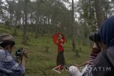 Sejumlah fotografer membidikkan kamera DSLR mereka ke arah model di area Bukit Perkemahan 'Jurang Senggani', Tulungagung, Jawa Timur, Sabtu (15/7). Lomba fotografi berskala nasional yang diikuti 200 lebih peserta dari berbagai daerah itu digelar Nikon Indonesia sebagai ajang adu bakat dan pembinaan para penghobi foto sekaligus sarana promosi pariwisata/budaya daerah. Antara Jatim/Destyan Sujarwoko/zk/17