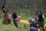 Sejumlah fotografer membidikkan kamera DSLR mereka ke arah model di area Bukit Perkemahan 'Jurang Senggani', Tulungagung, Jawa Timur, Sabtu (15/7). Lomba fotografi berskala nasional yang diikuti 200 lebih peserta dari berbagai daerah itu digelar Nikon Indonesia sebagai ajang adu bakat dan pembinaan para penghobi foto sekaligus sarana promosi pariwisata/budaya daerah. Antara Jatim/Destyan Sujarwoko/zk/17