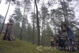 Sejumlah fotografer membidikkan kamera DSLR mereka ke arah model di area Bukit Perkemahan 'Jurang Senggani', Tulungagung, Jawa Timur, Sabtu (15/7). Lomba fotografi berskala nasional yang diikuti 200 lebih peserta dari berbagai daerah itu digelar Nikon Indonesia sebagai ajang adu bakat dan pembinaan para penghobi foto sekaligus sarana promosi pariwisata/budaya daerah. Antara Jatim/Destyan Sujarwoko/zk/17