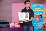 Andryan W. Pranata Marketing Executive of Canon Consumer System Product Division PT Datascrip menjelaskan mengenai penggunaan printer inkjet Canon dan produk consumables asli yang memberikan hasil cetak berkualitas dan tahan lama, pada acara Media Briefing: Printer Inkjet Canon, 18 Tahun Menjadi Pilihan No.1 Masyarakat Indonesia, di Hotel Mercure Banjarmasin, Jumat (14/7). Foto:Antaranews Kalsel/Arianto/G.