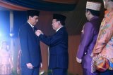 Bupati Tanah Laut, Kalimantan Selatan H. Bambang Alamsyah menerima penghargaan Manggala Karya Kencana dari Badan Pemberdayaan Perempuan dan Keluarga Berencana Republik Indonesia (BKKBN RI) pada peringatan Hari Keluarga Nasional (Harganas) ke-XXIV di Lampung tahun 2017, Jumat (14/7). Foto:Antaranews Kalsel/Arianto/G.