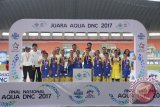 Para murid Sekolah Sepak Bola (SSB) Batu Agung dari Kalimantan Selatan foto bersama sambil memegang trofi dengan panitia penyelenggara AQUADNC 2017 setelah klub tersebut menjadi pemenang  usai mengalahkan SSB Imran Soccer Academy (DKI Jakarta) di Stadion Pakansari, Cibinong,Bogor, Minggu (16/7. SSB Agung akan berangkat ke New York, Amerika Serikat, mewakili Indonesia di final dunia DNC 2017.
