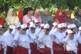 Sejumlah ibu siswa baru berdiri dibelakang anaknya yang sedang mengikuti upacara bendera di SDN Kowel 3, Pamekasan, Jawa Timur, Senin  (17/7). Senin, 17 Juli 2017 merupakan hari pertama masuk sekolah tahun ajaran 2017/2018.  ANTARA FOTO/Saiful Bahri/17 Senin, 17 Juli 2017 merupakan hari pertama masuk sekolah tahun ajaran 2017/2018.  Antara Jatim/Saiful Bahri/zk/17