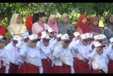 Sejumlah orang tua mendampingi anaknya yang mengikuti upacara bendera di SDN Kowel 3, Pamekasan, Jawa Timur, Senin (17/7). Senin, 17 Juli 2017 merupakan hari pertama masuk sekolah tahun ajaran 2017/2018. ANTARA FOTO/Saiful Bahri/17