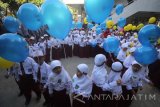 Sejumlah murid kelas 1 Sekolah Dasar Muhammadiyah 18 Surabaya membawa balon yang diberi tulisan tangan cita-cita mereka saat mengikuti kegiatan pengenalan sekolah di Surabaya, Jawa Timur, Senin (17/7). Hari pertama masuk sekolah untuk tahun ajaran 2017-2018 tersebut secara serentak dimulai pada Senin (17/7). Antara jatim/Moch Asim/zk/17