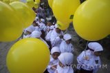 Sejumlah murid kelas 1 Sekolah Dasar Muhammadiyah 18 Surabaya membawa balon yang diberi tulisan tangan cita-cita mereka saat mengikuti kegiatan pengenalan sekolah di Surabaya, Jawa Timur, Senin (17/7). Hari pertama masuk sekolah untuk tahun ajaran 2017-2018 tersebut secara serentak dimulai pada Senin (17/7). Antara jatim/Moch Asim/zk/17