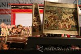 Dalang wayang beber khas Pacitan Rudhi Prasetyo mementaskan lakon Joko Kembang Kuning di area Simpang Lima Gumul Kediri, Jawa Timur, Minggu (16/7) malam. Lakon yang diambil dari Cerita Panji tersebut menampilkan 6 buah gulungan wayang dengan 24 adegan berdurasi satu jam. Antara Jatim/Prasetia Fauzani/zk/17