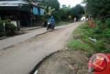 Lebih satu tahun ruas jalan Desa Kapar RT 13 Kecamatan Murung Pudak, Kabupaten Tabalong ini amblas dan menyebabkan jalan menyempit. Para pengguna jalan pun harus mengambil jalur kiri agar terhindar dari bagian badan jalan yang amblas. Foto Antaranews.Kalsel/Herlina Lasmianti