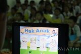 Sejumlah siswa mengikuti sosialisasi perlindungan anak yang dilakukan oleh Lembaga Perlindungan Anak (LPA) dan Dewan Perwakilan Anak di SMP Santa Maria Kota Kediri, Jawa Timur, Selasa (18/7). Kegiatan yang diikuti oleh peserta didik baru tersebut guna memberikan informasi tentang hak-hak anak dan memberikan wawasan terkait kesehatan reproduksi sekaligus mengantisipasi terjadinya kekerasan seksual pada anak. Antara jatim/Prasetia Fauzani/zk/17