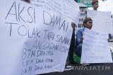 Mahasiswa dari Gayo Lues-Aceh yang tergabung dalam Gerakan Rakyat Menggugat (Geram) membawa poster saat berunjukrasa di jalan Veteran, Malang, Jatim, Selasa (18/7). Mereka memprotes rencana diadakannya tari Saman massal di Kabupaten Gayo Lues yang menelan dana Rp10,8 Miliar dari APBN, APBK dan ADKK karena dinilai pemborosan, padahal masih banyak permasalahan seperti kemiskinan, pendidikan serta kesehatan di kawasan tersebut yang semestinya lebih diperhatikan. Antara Jatim/Ari Bowo Sucipto/zk/17.