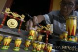 Perajin menyelesaikan pengerjaan miniatur alat musik tradisional reog kendang di dinsutri kerajinan rumahan di Tulungagung, Jawa Timur, Senin (17/7). Miniatur kendang reog untuk suvenir/cinderamata itu dijual Rp20 ribu per buah sedangkan untuk gamelan dibanderol Rp100 ribu per buah. Antara Jatim/Destyan Sujarwoko/zk/17