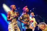 Abavuki, dari Langa, Cape Town, Afrika Selatan, dengan ritme yang dihasilkan mampu menghentak Rainforest World Music Festival 2017 di Kampung Budaya, Sarawak. Grup yang para musisinya pandai memainkan beragam alat musik ini tampil pada Jumat (14/7) malam, dari tiga hari pertunjukan tahunan tersebut. 

Arti dari abavuki dalam bahasa Xhosa, adalah Bangun, Pagi-pagi, menunjukkan musik yang penuh energi. (Foto Jessica Helena Wuysang/Antara Foto)