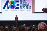 Presiden Joko Widodo memberi sambutan dalam pembukaan Rakernas X APKASI DAN APKASI Otonomi Expo 2017 di Jakarta Convention Center, Jakarta, Rabu (19/7). Dalam sambutannya, presiden mengajak pemimpin daerah, para bupati untuk berpikir inovatif, kreatif, dan entrepreneurship (kewirausahaan), serta meninggalkan pola pikir konvensional dan tidak produktif. ANTARA FOTO/Rosa Panggabean/wdy/17.
