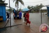 Relawan PT Timah membantu mengevakuasi warga korban banjir di Kabupaten Belitung, Senin (17/7/2017). (Foto Humas PT Timah)