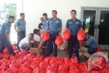 PT Timah (Persero) Tbk menyalurkan bantuan 200 paket sembako untuk meringankan beban korban banjir di Desa Rias dan Delas Kabupaten Bangka Selatan, Rabu (19/7/2017). (antarababel.com/Juniardi)