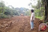 Kasi Pembangunan Desa Tanta Hulu, Kecamatan Tanta, Kabupaten Tabalong Jainoor Sulaiman menunjukkan lokasi pembuatan jalan baru di RT 3. Proyek ini menggunakan dana desa dengan alokasi Rp100 juta guna mendukung usaha ekonomi lokal. Foto Antaranews.Kalsel/Herlina Lasmianti