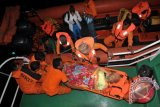 Anggota Basarnas mengevakuasi wisatawan korban tenggelam asal Malaysia, Chin Yee Jou saat tiba di pelabuhan Ulee Lheue, Banda Aceh, Rabu (19/7/2017) malam. Chin Yee Jou yang mengalami musibah tenggelam saat snorkeling di pulau wisata Rubiah, Sabang, Aceh itu berhasil diselamatkan warga dan selanjutnya dievakuasi menggunakan perahu karet ke daratan Banda Aceh guna mendapat perawatan intensif di rumah sakit setempat. (ANTARA FOTO/Ampelsa)