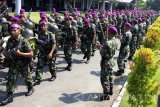 Sejumlah prajurit Korps Marinir dari Pasmar-1 yang tergabung dalam Satgas Marinir Ambalat XXI disambut rekan-rekannya saat memasuki Markas Yonif-5 Mar Ujung, Surabaya, Kamis (20/7). Sebanyak 130 prajurit Korps Marinir yang tergabung dalam Satgasmar Ambalat XXI telah selesai melaksanakan tugas menjaga keutuhan wilayah dan kedaulatan NKRI di Blok Ambalat, Kalimantan Timur sejak September 2016. Antara Jatim/Serka Mar Kuwadi/zk/17
 