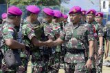 Wakil Komandan Pasmar-1 Kolonel Marinir Siswoto memberikan ucapan selamat kepada prajurit Korps Marinir dari Pasmar-1 yang tergabung dalam Satgas Marinir Ambalat XXI usai mengikuti upacara penyambutan di Markas Yonif-5 Mar Ujung, Surabaya, Kamis (20/7). Sebanyak 130 prajurit Korps Marinir yang tergabung dalam Satgasmar Ambalat XXI telah selesai melaksanakan tugas menjaga keutuhan wilayah dan kedaulatan NKRI di Blok Ambalat, Kalimantan Timur sejak September 2016. Antara Jatim/Serka Mar Kuwadi/zk/17
 